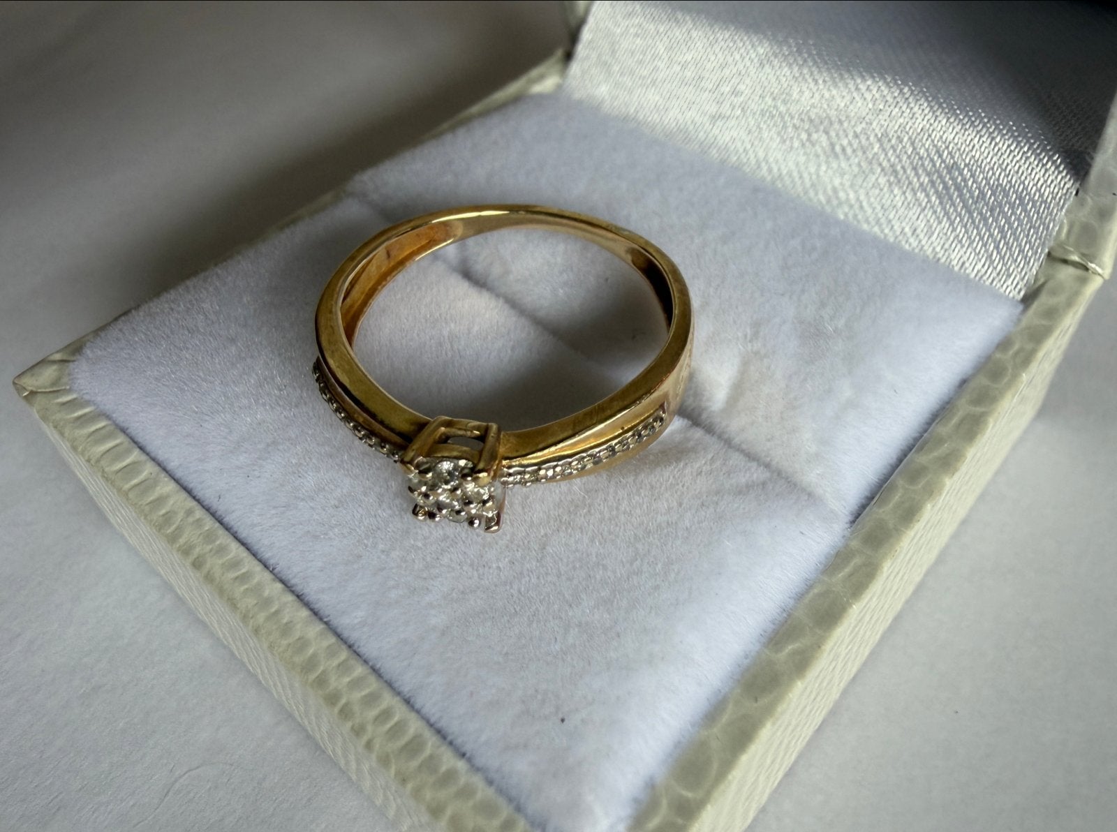 Twee gouden ringen: 14k zegelring met onyx & 18k ring met di, Gebruikt, Ophalen of Verzenden, Dame of Heer, Met edelsteen