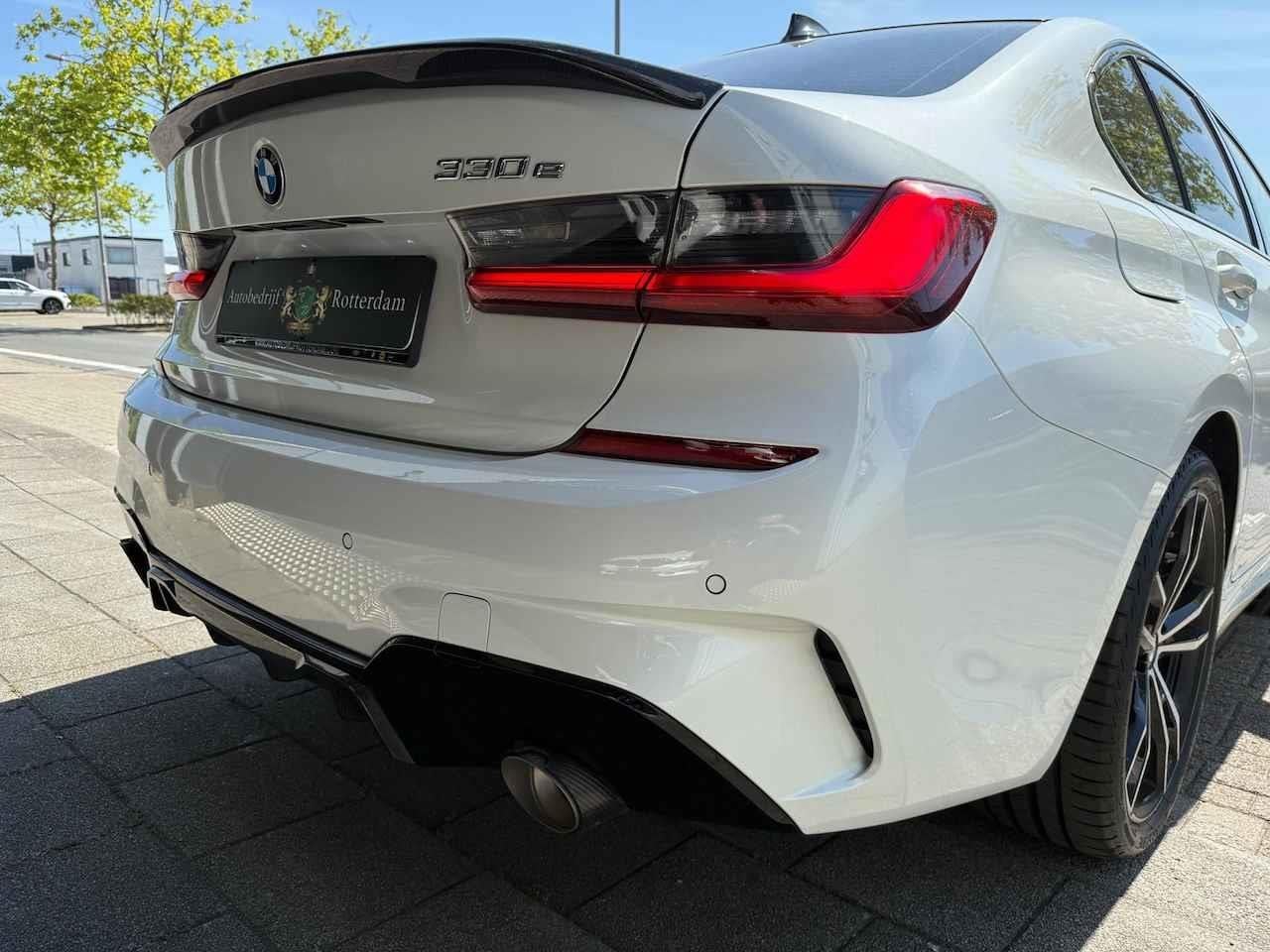 BMW 3-serie 330e High Executive M Performance CARBON/LASER, Achterwielaandrijving, Gebruikt, 4 cilinders, Wit