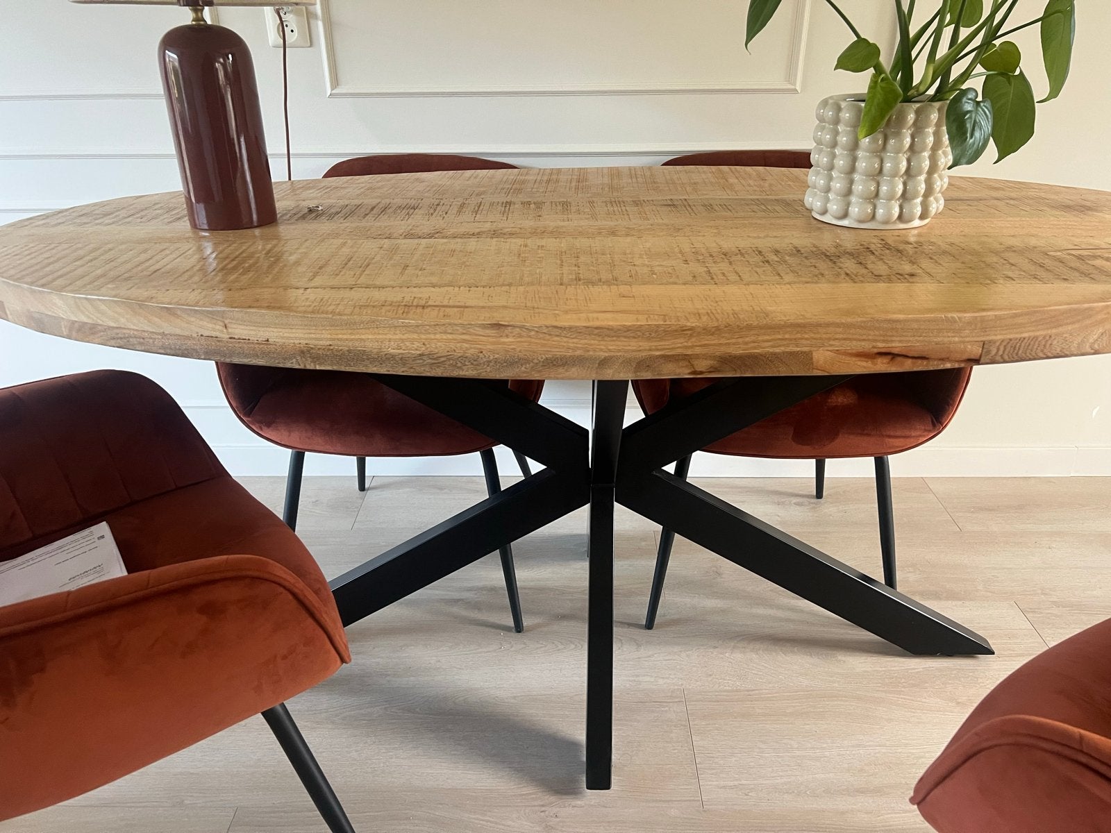 Ovale eettafel mangohout met zwart metalen onderstel, Gebruikt, 150 tot 200 cm, Vier personen, Ovaal