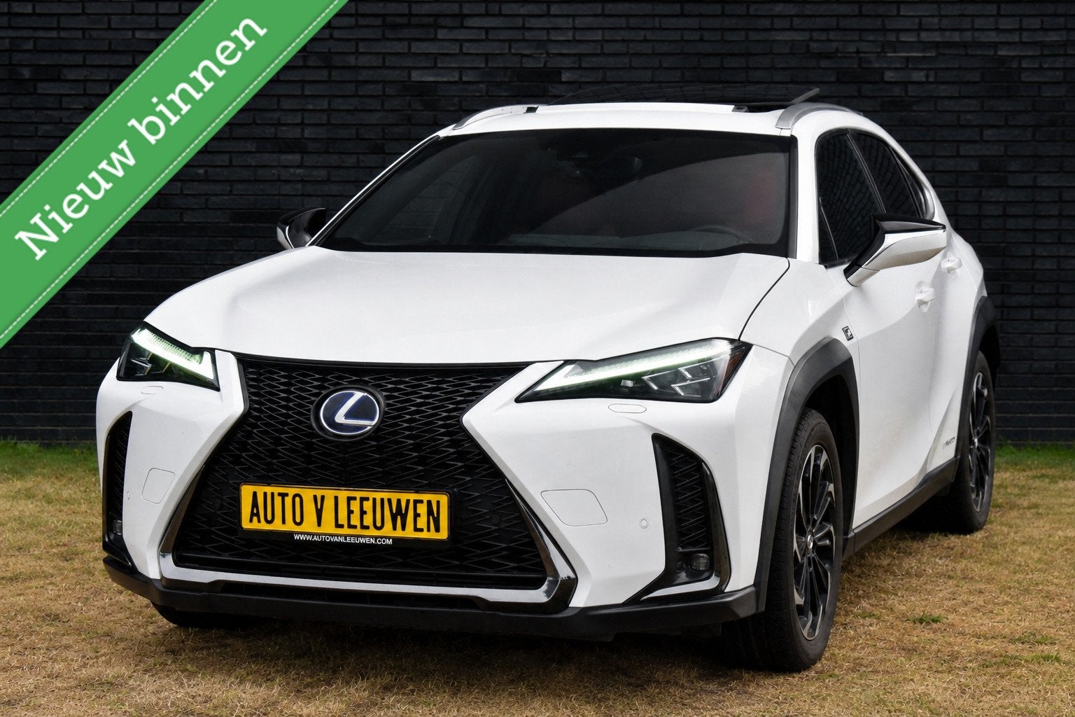 Lexus UX 250h F Sport PANORAMADAK/HEAD UP/LEDER/ETC.!, Gebruikt, 4 cilinders, Met garantie (alle), Wit