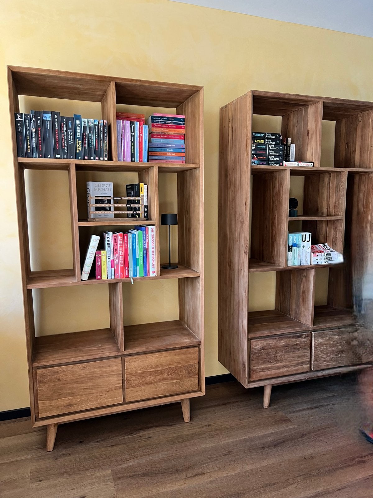 Foto 2 van Stijlvolle Teakhouten Boekenkast met Laden