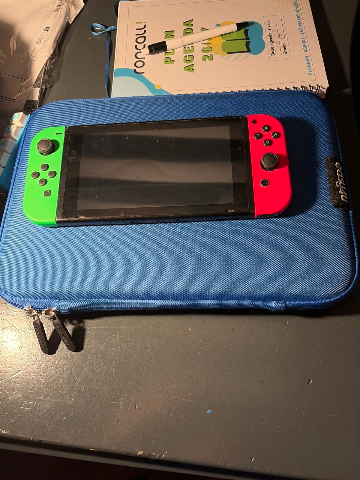 Nintendo Switch met neon Joy-Cons en hoes, Spelcomputers en Games, Ophalen of Verzenden, Gebruikt, Met 2 controllers, Switch Original