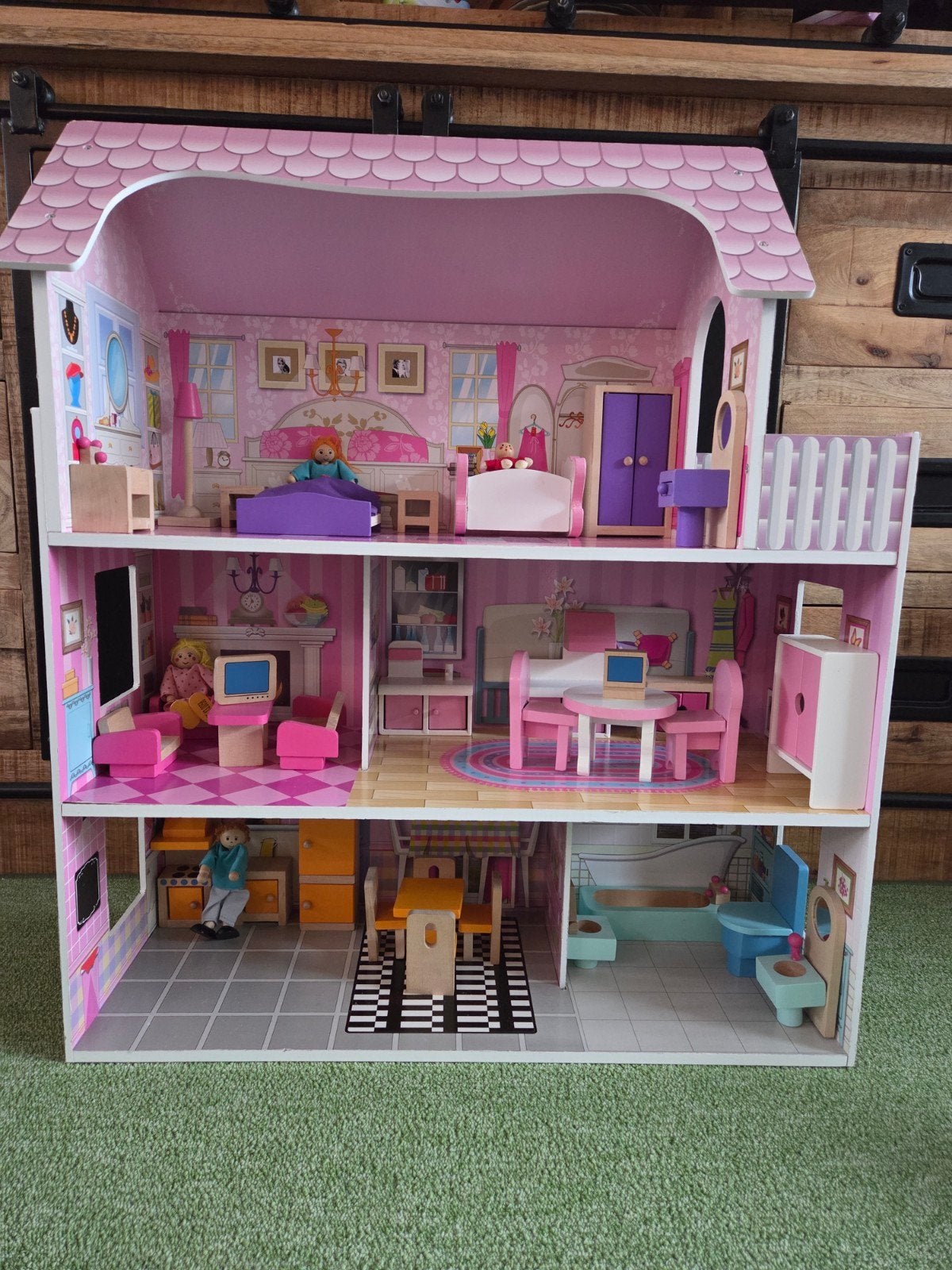 Groot houten poppenhuis met meubels en poppen