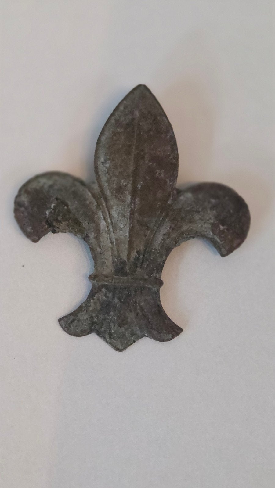 Fleur-de-lis Beslag (Koperlegering) – Metaaldetector Vondst, Ophalen of Verzenden
