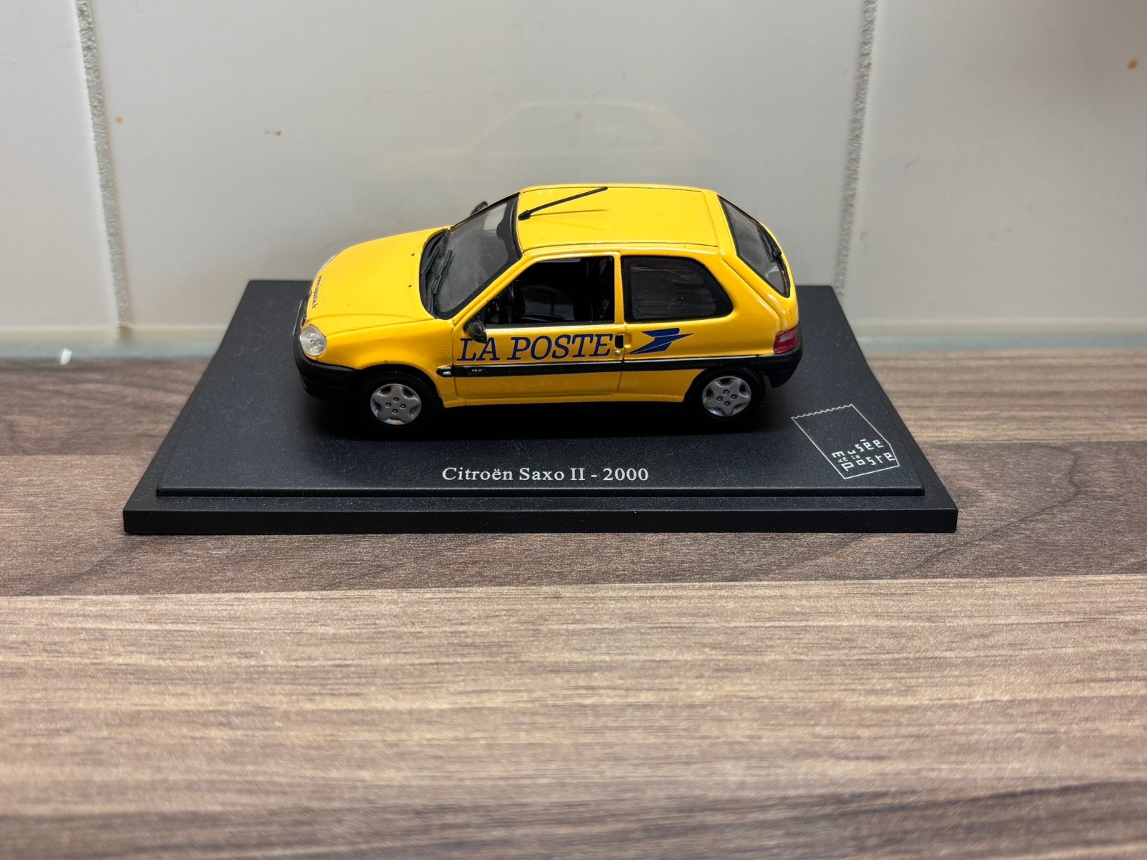 Citroën Saxo II La Poste 2001 UH 1:43, Ophalen of Verzenden, Zo goed als nieuw, Auto, Universal Hobbies