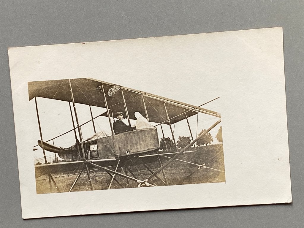 Fotokaart met piloot in een vliegtuig 1910 (Frans)