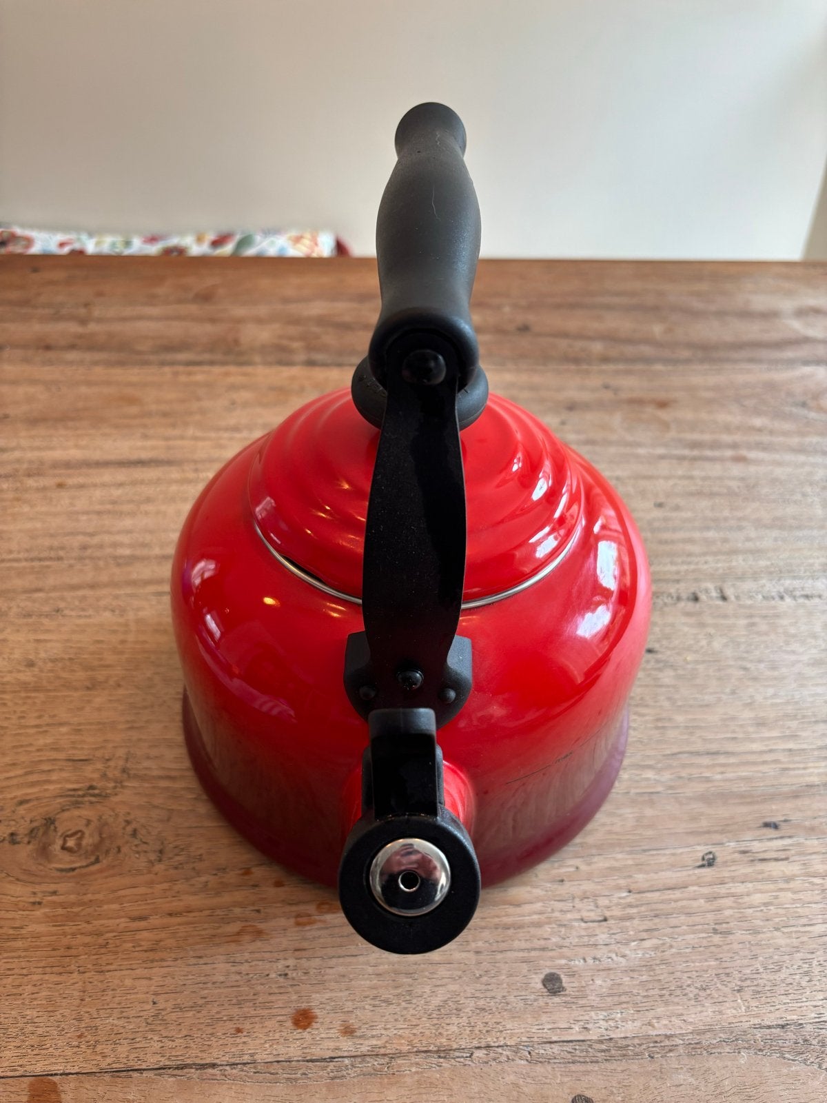 Le Creuset fluitketel rood - Zo goed als nieuw, 2 liter of meer, Ophalen, Zo goed als nieuw