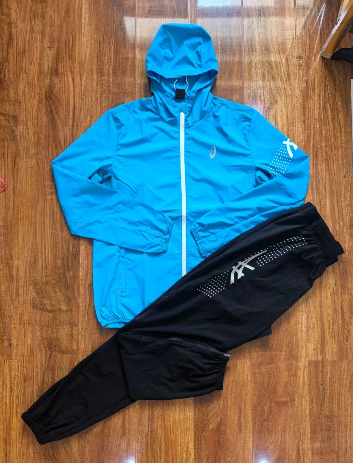 Asics Trainingspak M/L- Blauwe Jas & Zwarte Broek, Maat 52/54 (L), Blauw, Nieuw, Ophalen of Verzenden