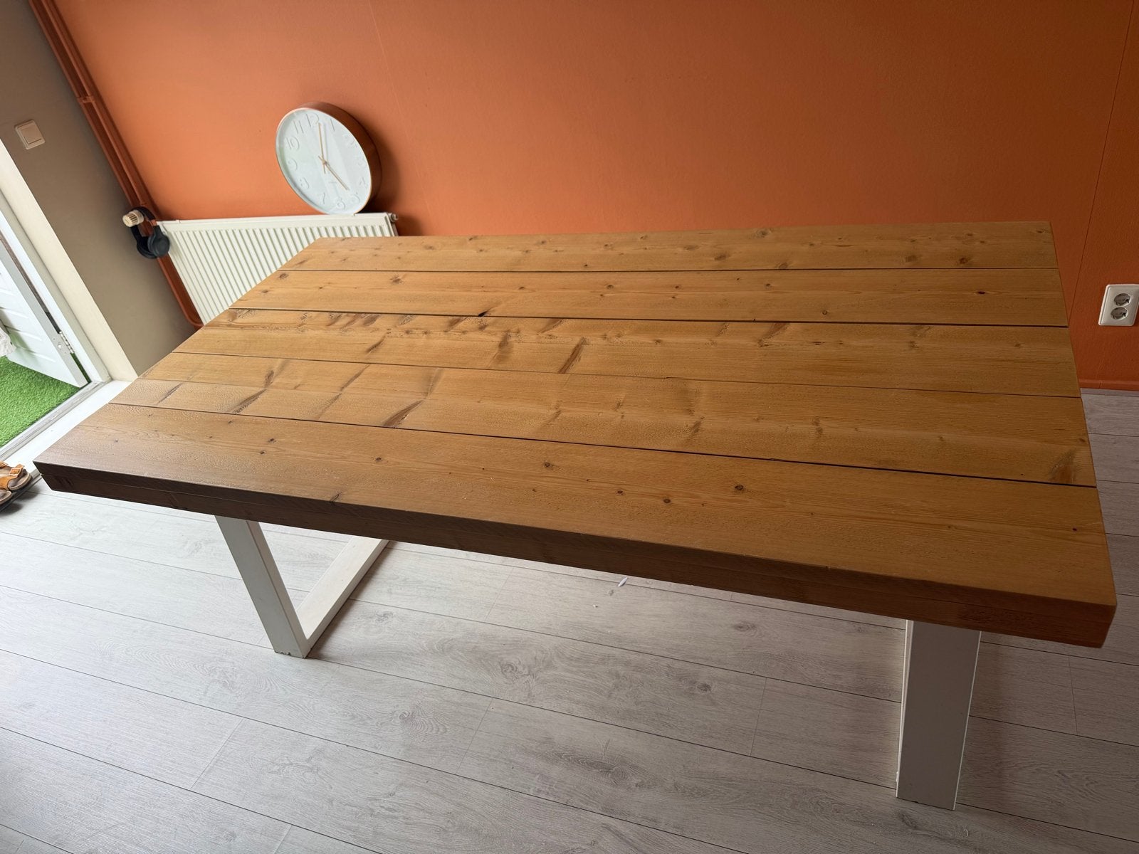 Eetkamertafel met houten blad en witte stalen poten, Ophalen, Gebruikt, 100 tot 150 cm, Vijf personen of meer