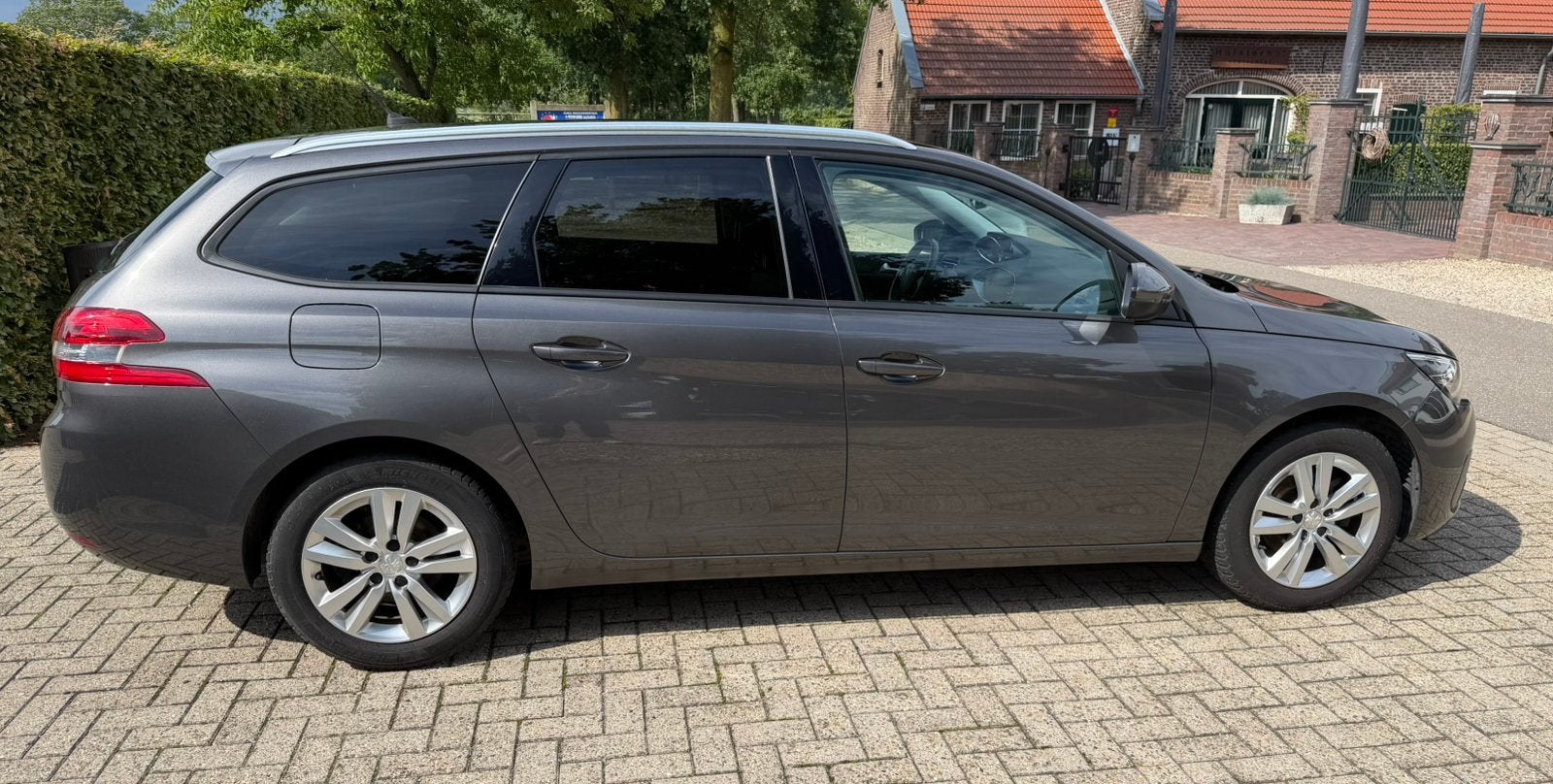 Peugeot 308 SW 1.2 Puretech Blue Lease Executive | PANODAK, Voorwielaandrijving, Navigatiesysteem, Stof, Zwart
