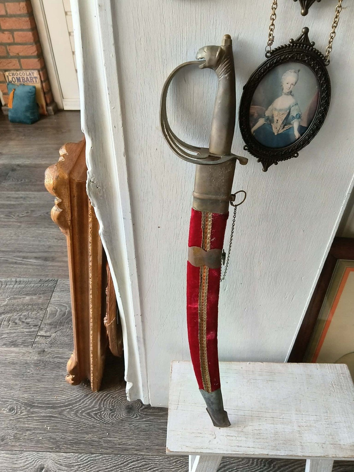 Decoratieve sabel met rode fluwelen schede - Made in India, Ophalen of Verzenden