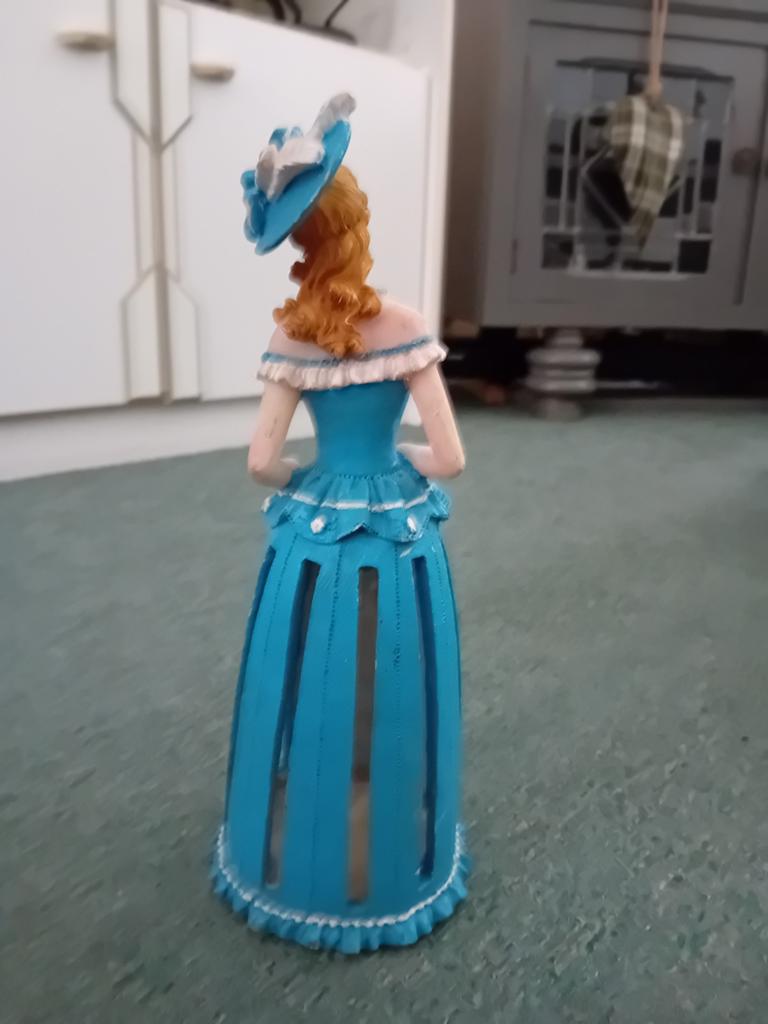 Decoratieve beeldje van een dame, zg servettenfee, Verzamelen, Beelden en Beeldjes, Ophalen of Verzenden, Zo goed als nieuw, Mens