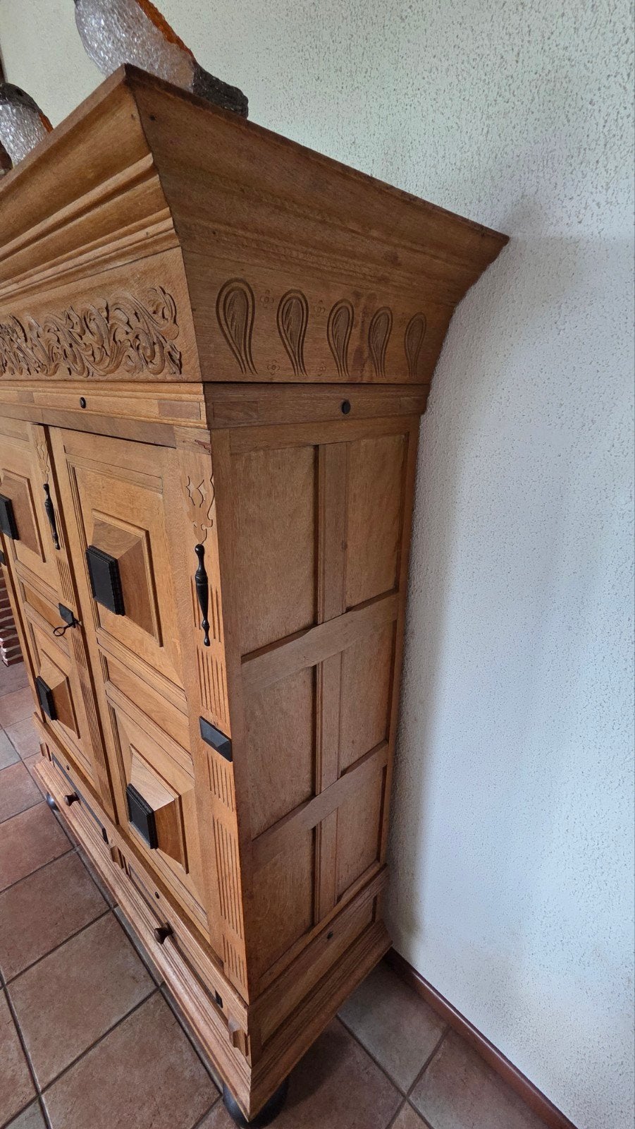 Antieke houten kast met lades, Ophalen