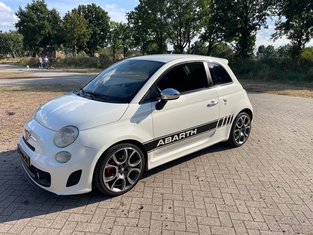 Zeer unieke 595 Abarth - Fiat 500 1.4, 2010 Wit, Voorwielaandrijving, 40 €/maand, 4 cilinders, Wit
