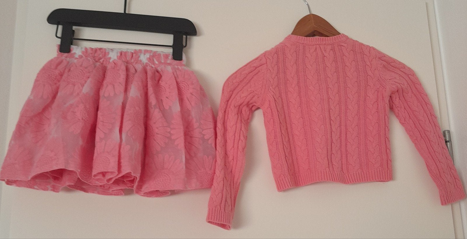 Leuk roze setje: rokje met strik en gebreid vestje Maat 3-4, Ophalen of Verzenden, Zo goed als nieuw, Smiling Violet, Meisje