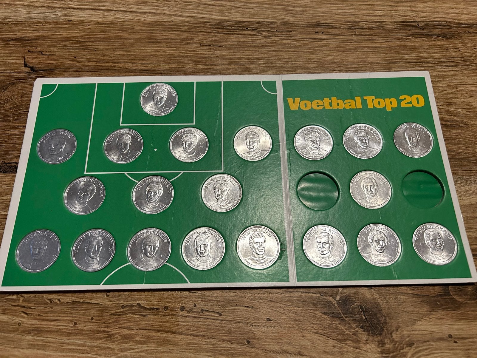 Shell Voetbal Top 20 spaarset 1970 met 20 penningen, Verzamelen, Sportartikelen en Voetbal, Ophalen of Verzenden, Gebruikt, Overige binnenlandse clubs