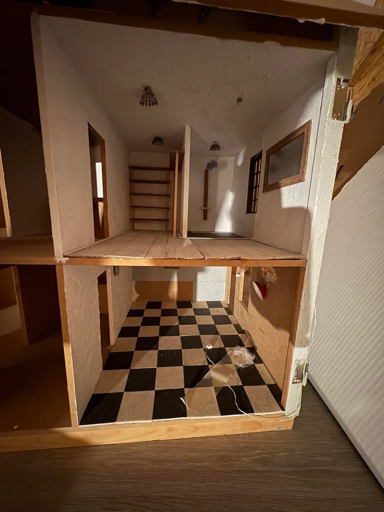 Groot houten poppenhuis met meerdere kamers, Hobby en Vrije tijd, Modelbouw | Overige, Ophalen, Gebruikt