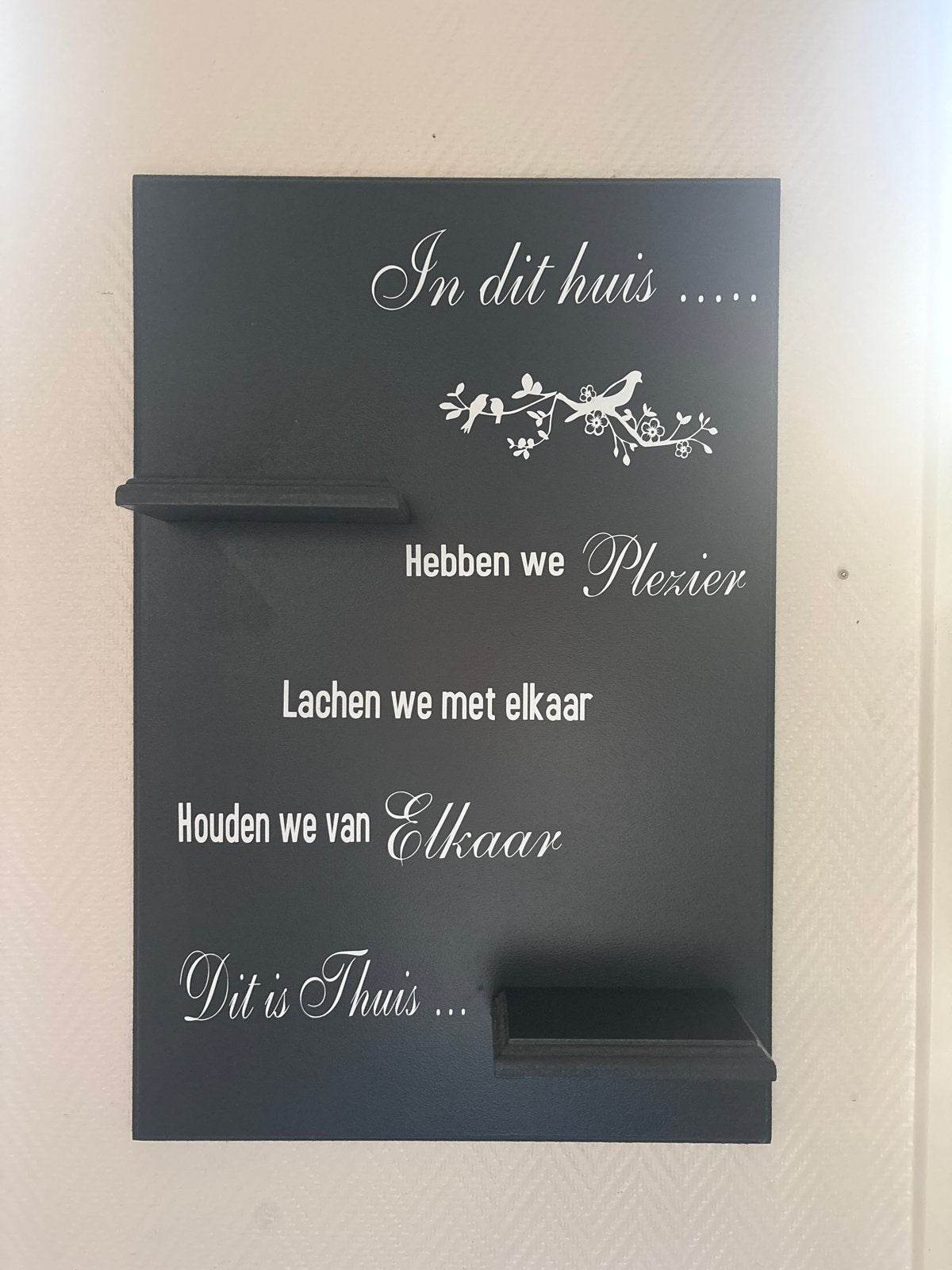 Wanddecoratie 'In dit huis' met plankjes, Hout, Ophalen of Verzenden, Modern, Gebruikt