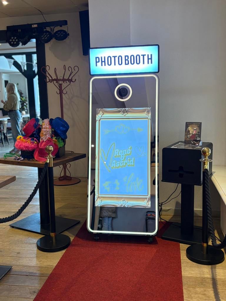 Photobooth huren De luxe photobooth vanaf €289,-, Hobby en Vrije tijd, Feestartikelen | Verhuur, Zo goed als nieuw, Ophalen of Verzenden