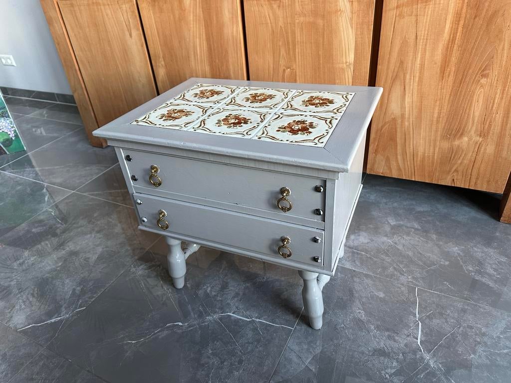 Vintage bijzettafel met tegels, Huis en Inrichting, Tafels | Bijzettafels, Gebruikt, 55 tot 75 cm, Rechthoekig, Hout