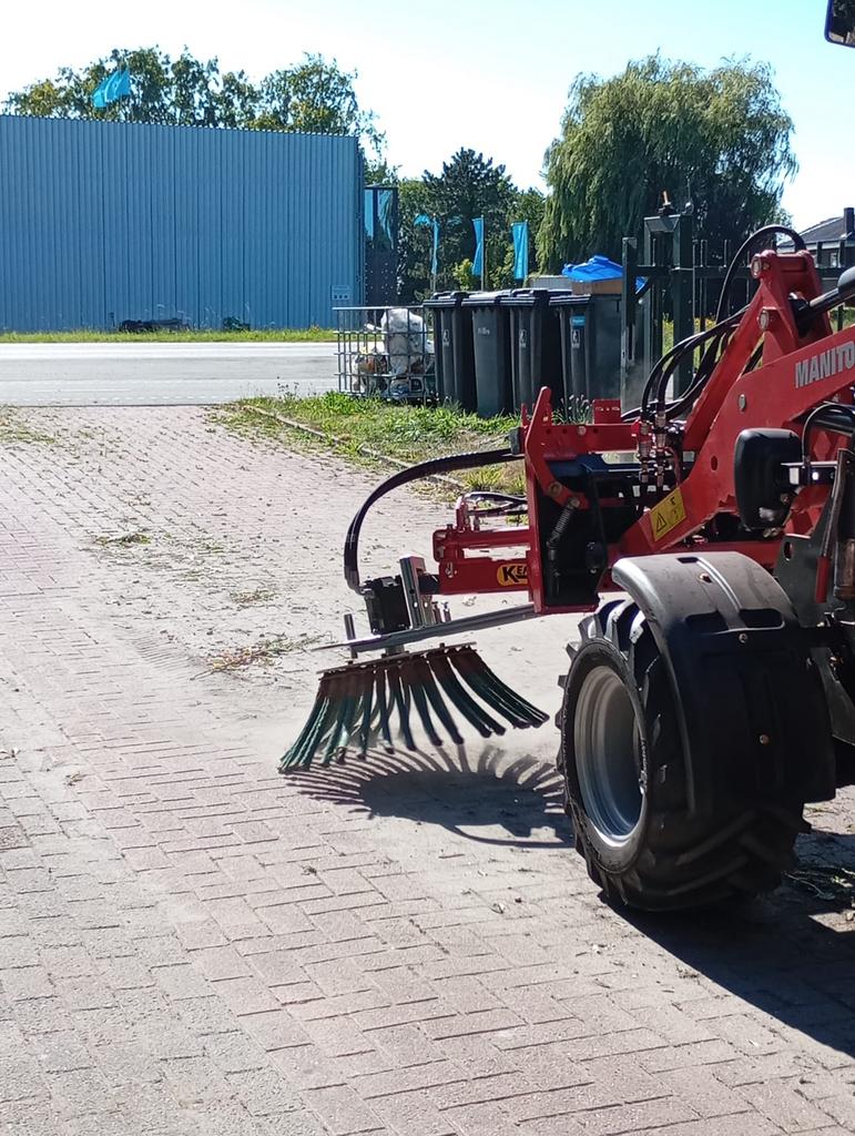 Milieuvriendelijk onkruid verwijderen met onkruidborstel, Diensten en Vakmensen, Tuinmannen en Stratenmakers