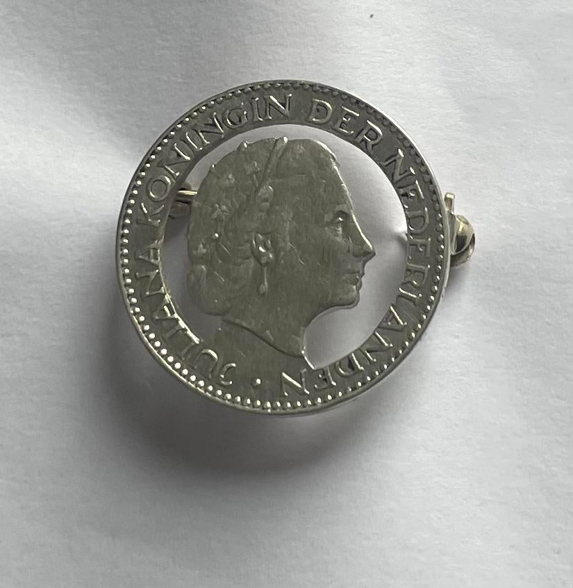 Zilveren munt Juliana als broche., Ophalen of Verzenden, Gebruikt