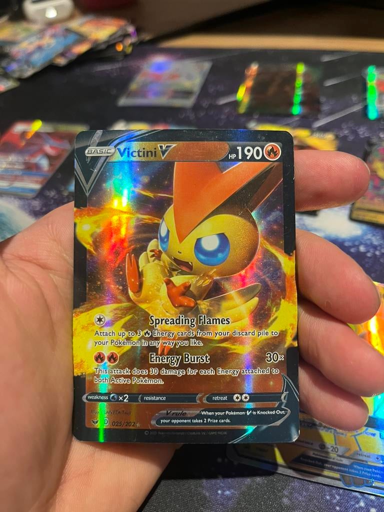 Victini V pokemon kaart, Hobby en Vrije tijd, Verzamelkaartspellen | Pokémon, Ophalen of Verzenden, Zo goed als nieuw