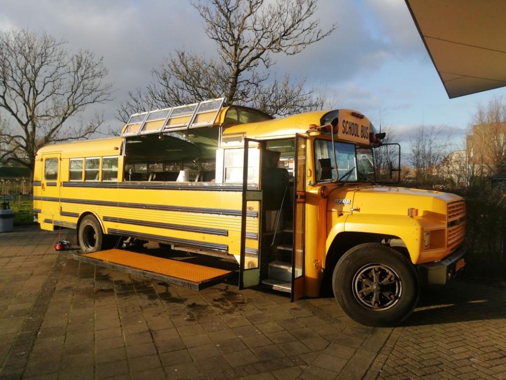 Foto 10 van foodtruck DJ-boot schoolbus te huur