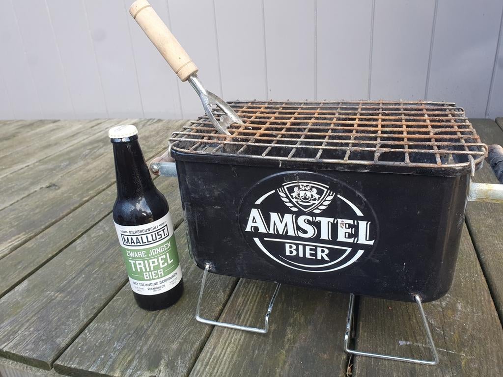 Mini bbq Amstel bier-bq, Tuin en Terras, Houtskoolbarbecues, Ophalen of Verzenden, Gebruikt, Onbekend, Met accessoires