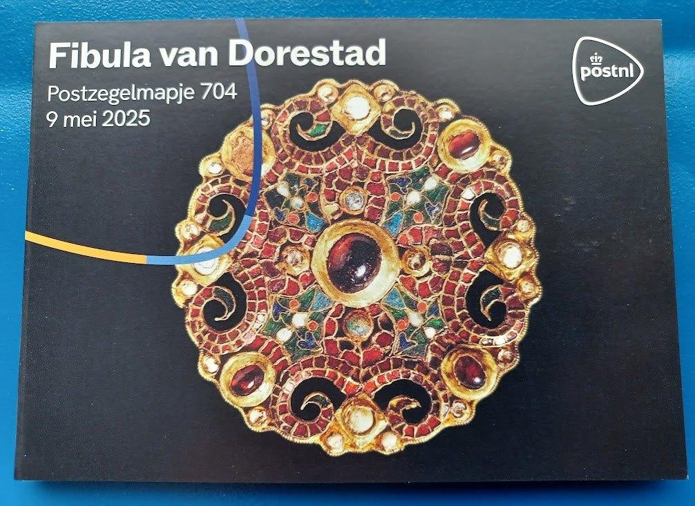 Postzegelmapje 704 Fibula van Dorestad 2025, Verzenden, Na 1940, Postfris