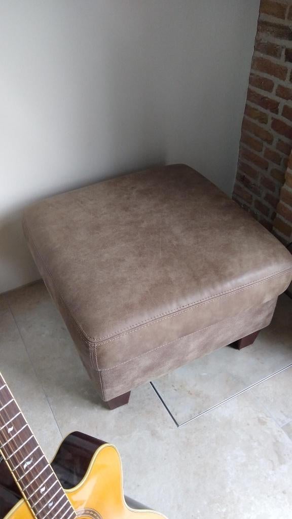 ZGAN Nubuck lederen poef/hocker  67x67cm, kleur taupe, Huis en Inrichting, Fauteuils, Ophalen, Zo goed als nieuw, 50 tot 75 cm