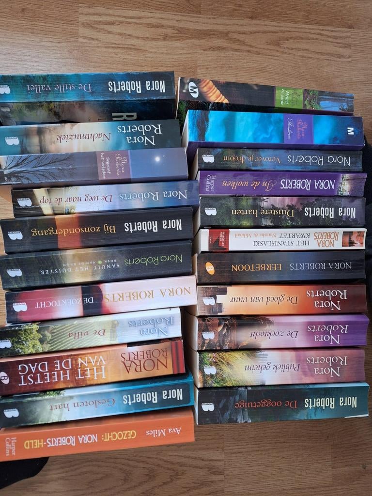 Nora Roberts 61 boeken, Boeken, Fantasy, Ophalen of Verzenden, Zo goed als nieuw