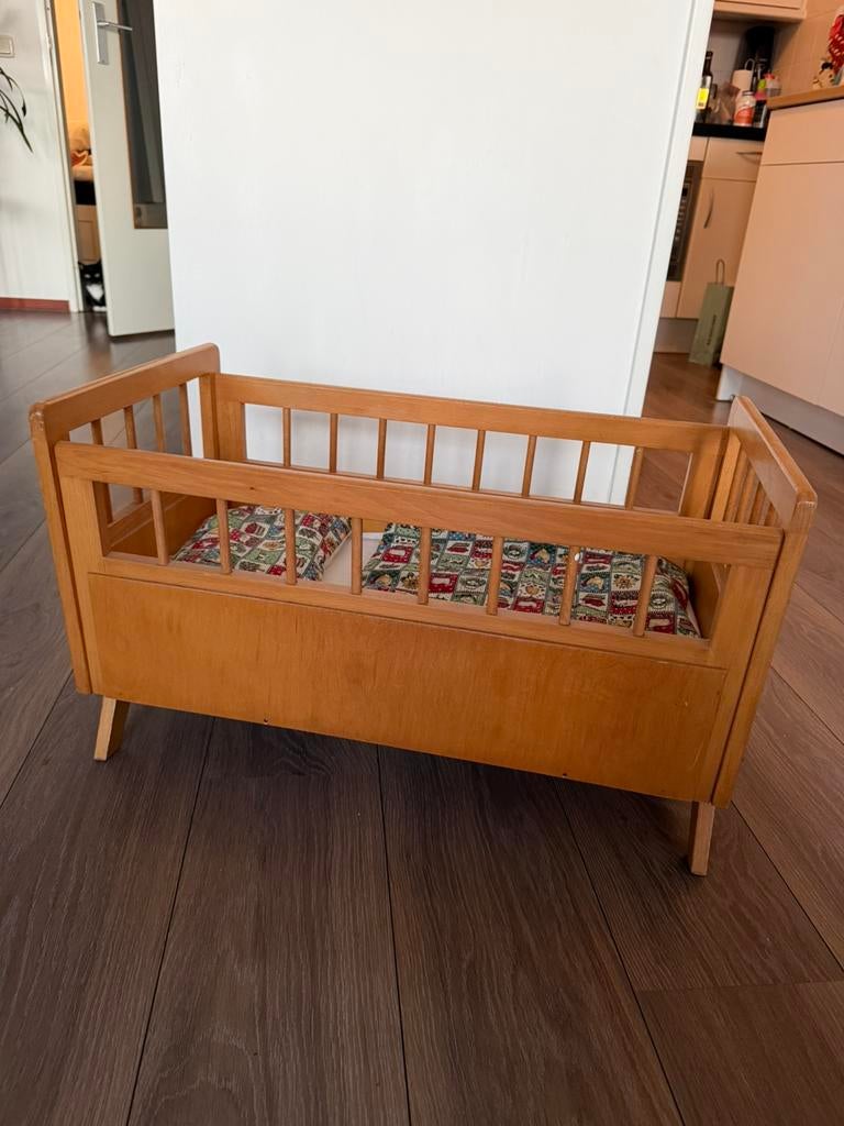 Antiek Poppenbed, inclusief matrasje, Kinderen en Baby's, Speelgoed | Poppen, Ophalen, Zo goed als nieuw, Babypop
