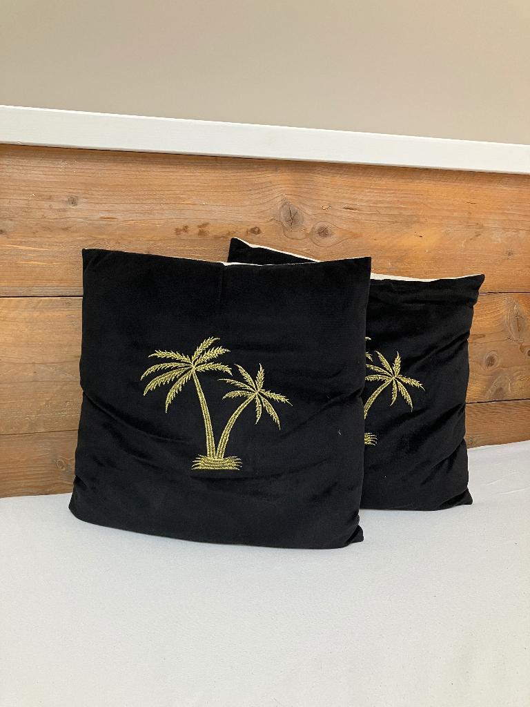 Twee kussens zwart met palmboom goud 40x40, Huis en Inrichting, Ophalen of Verzenden, Zo goed als nieuw, Zwart, Vierkant