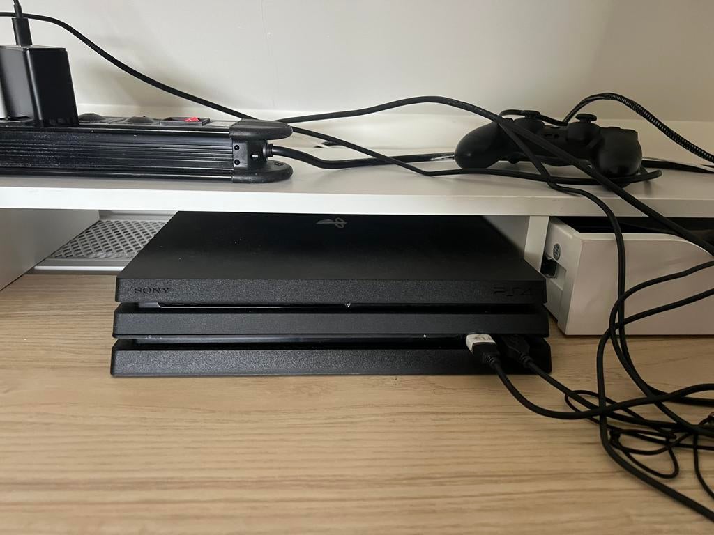 PlayStation 4 Pro + games + 2 controllers, Ophalen of Verzenden, Zo goed als nieuw, 1 TB, Met 1 controller
