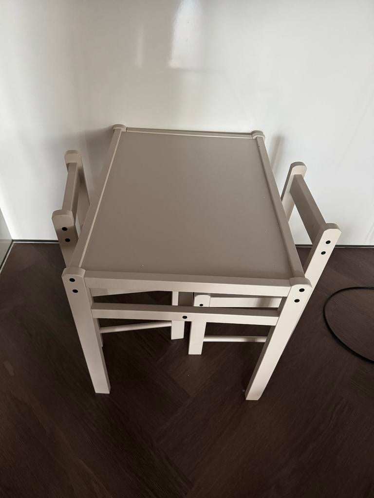 Europe Baby Kindertafel met 2 Stoeltjes - Oatmeal, Kinderen en Baby's, Kinderkamer | Tafels en Stoelen, Ophalen of Verzenden, Zo goed als nieuw