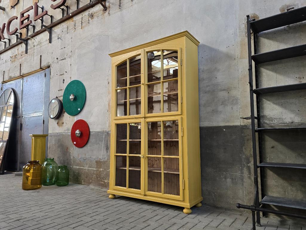 XL Vintage Houten Vitrinekast Geel | Grote Vitrine Kast