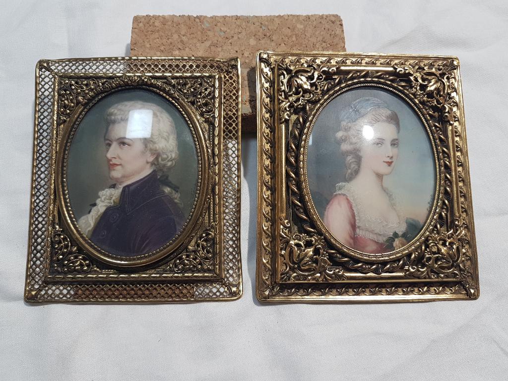 Twee miniatuurschilderijen in messing lijsten op ivoor, Ophalen of Verzenden