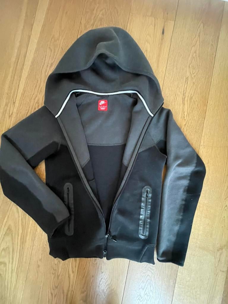 Nike tech fleece infrared, Kinderen en Baby's, Kinderkleding | Maat 176, Ophalen of Verzenden, Gebruikt, Jongen of Meisje, Trui of Vest