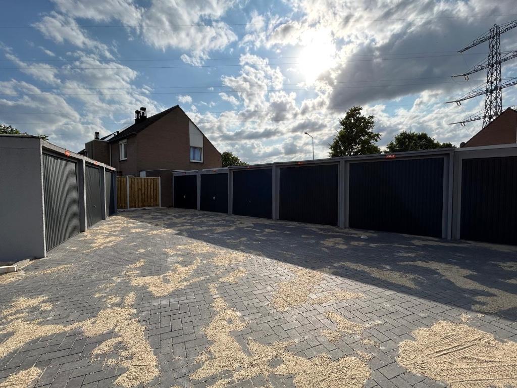 GarageBoxen  te Huur per direct! Heerlen, Auto diversen, Autostallingen en Garages