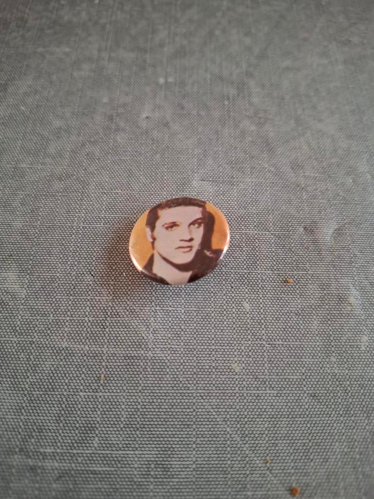 Button. Foto Elvis Presley, Sieraden, Tassen en Uiterlijk, Ophalen of Verzenden, Zo goed als nieuw, Overige merken