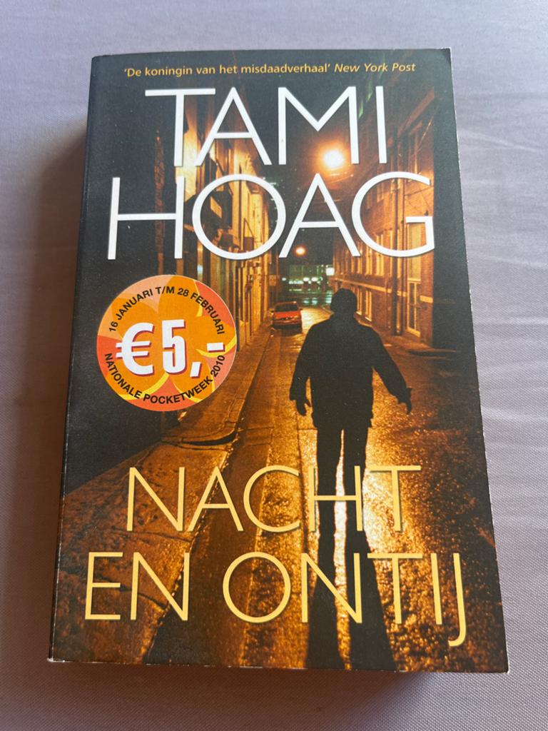 Nacht en Ontij - Tami Hoag (Thriller), Ophalen of Verzenden, Gelezen
