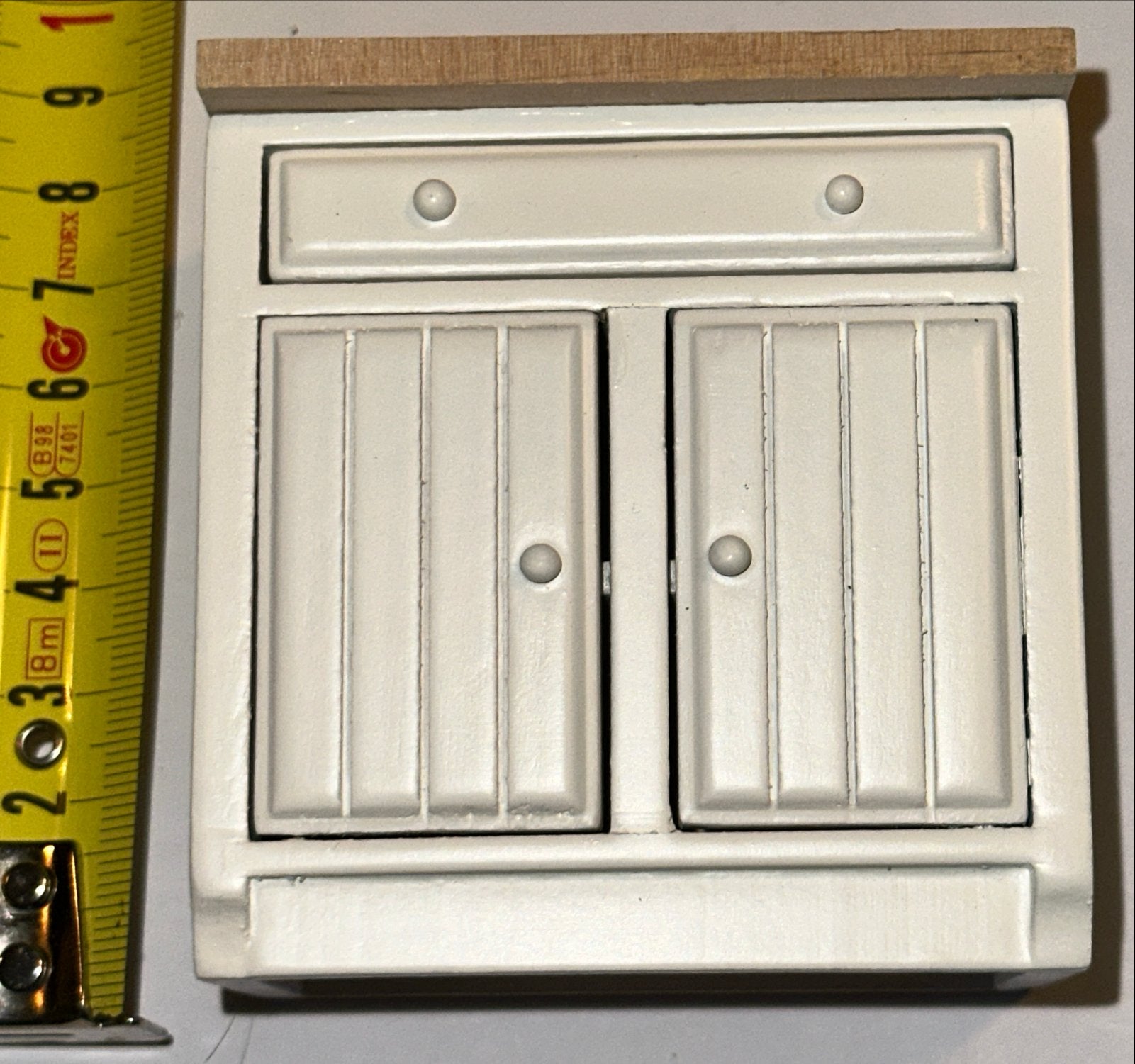 1:12 Poppenhuis Meubel - Wit Kastje met Lade en Deurtjes, Verzamelen, Poppenhuizen en Toebehoren, Ophalen, Nieuw, Decoratie