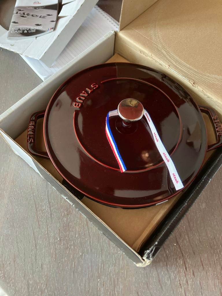 Nieuwe Staub Gietijzeren Braadpan - Kersenrood, Ophalen of Verzenden, Nieuw, Gietijzer