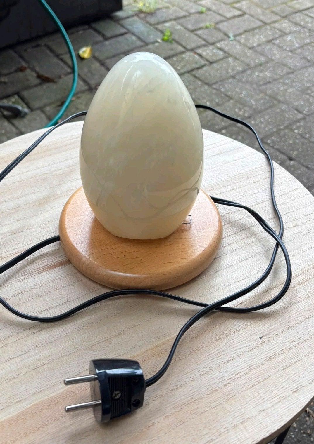 Unieke eivormige tafellamp met houten voet, Gebruikt, Ophalen of Verzenden, Sfeerlamp, Met stekker
