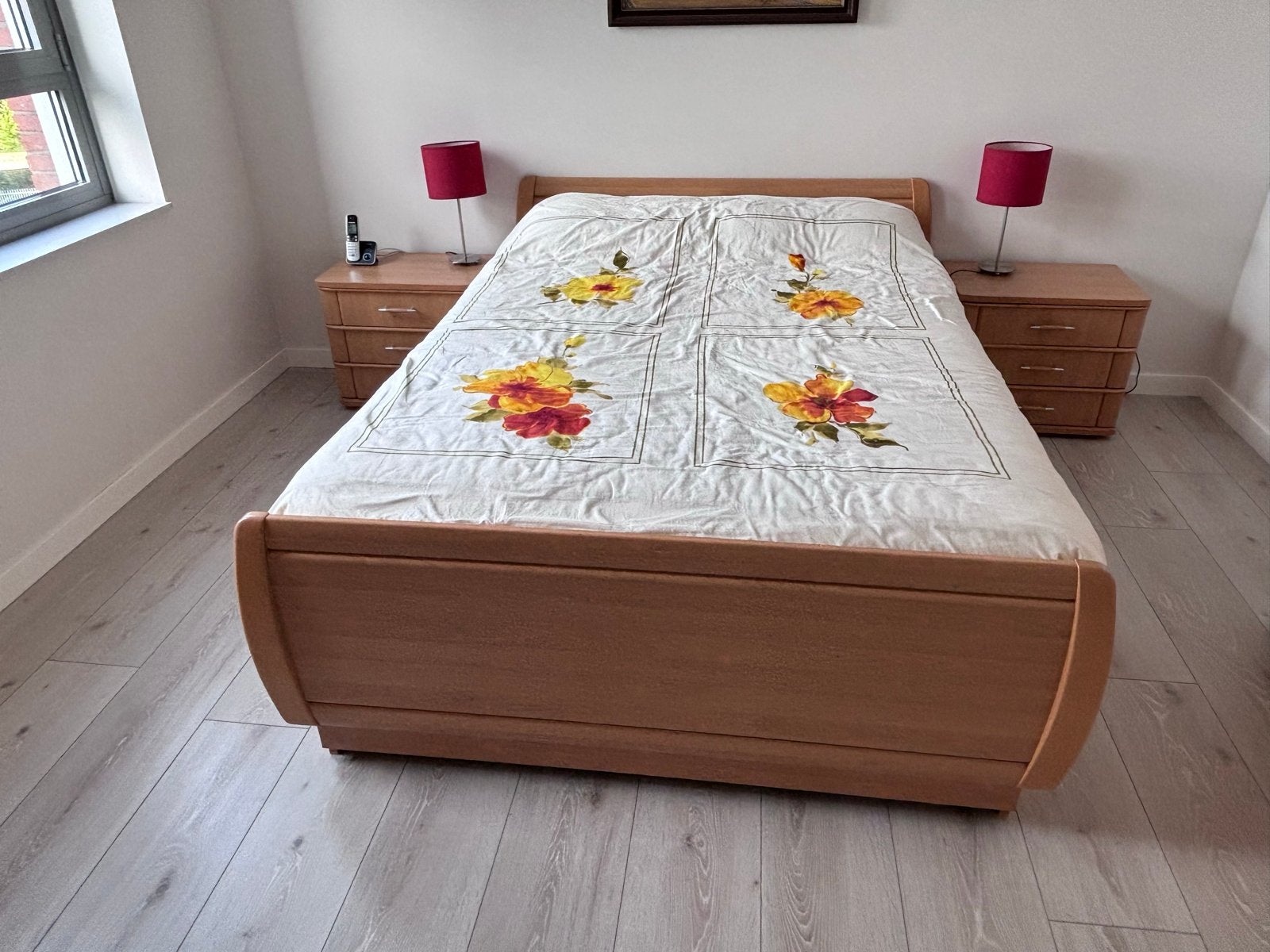 Complete slaapkamer set: bed, nachtkastjes, ladekast, kledin