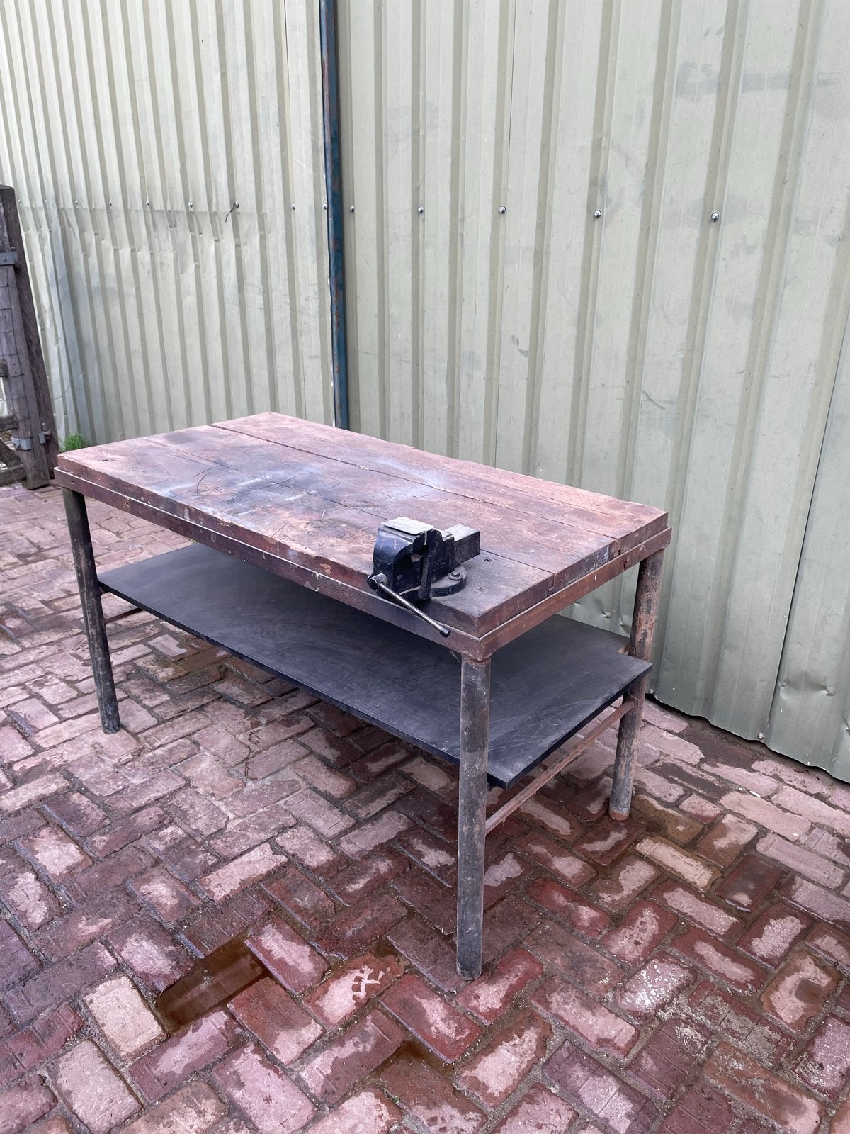 Degelijke stalen werkbank met houten blad en bankschroef, Ophalen, Gebruikt, 120 tot 170 cm, Bankschroef