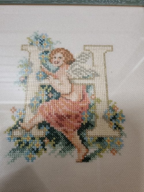 schilderij geborduurde engel en letter h, Huis en Inrichting, Woonaccessoires | Schilderijen, Tekeningen en Foto's, Ophalen of Verzenden