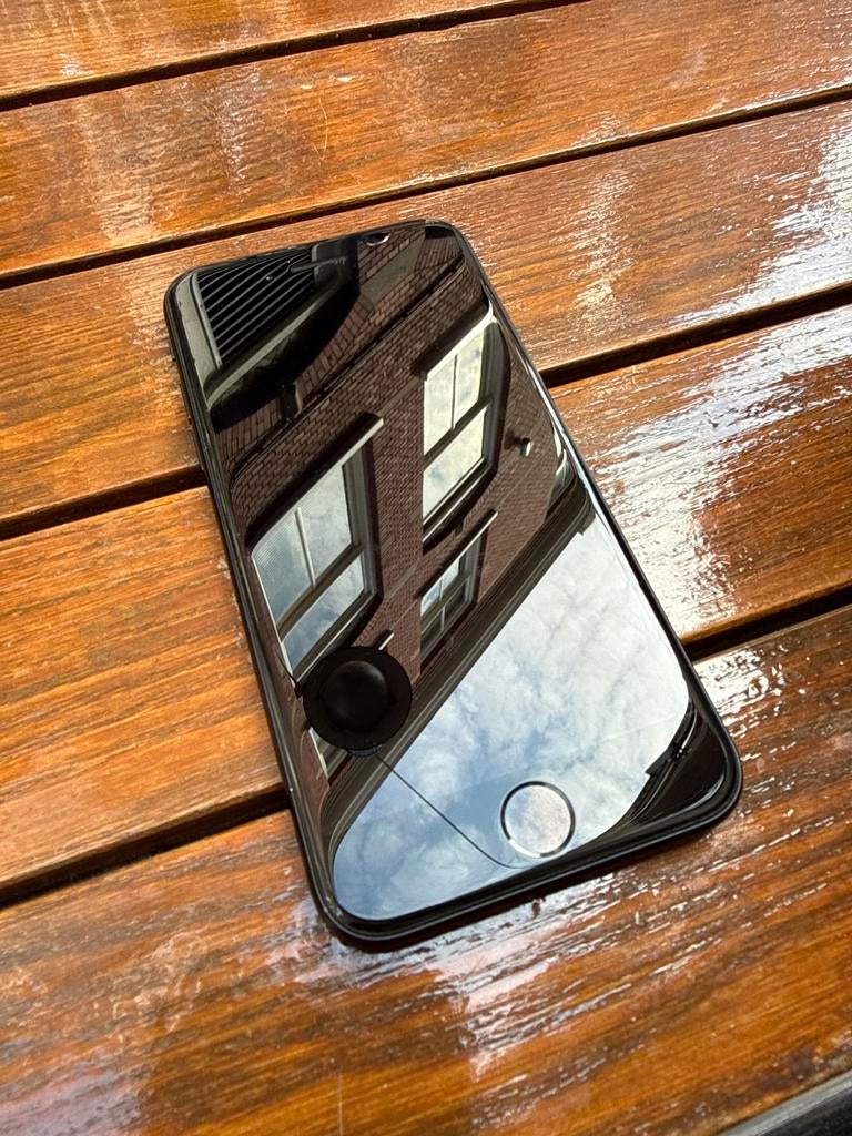 iPhone SE met gebroken achterkant, iOS 18.4, Telecommunicatie, Mobiele telefoons | Apple iPhone, Gebruikt, 64 GB, Zonder abonnement