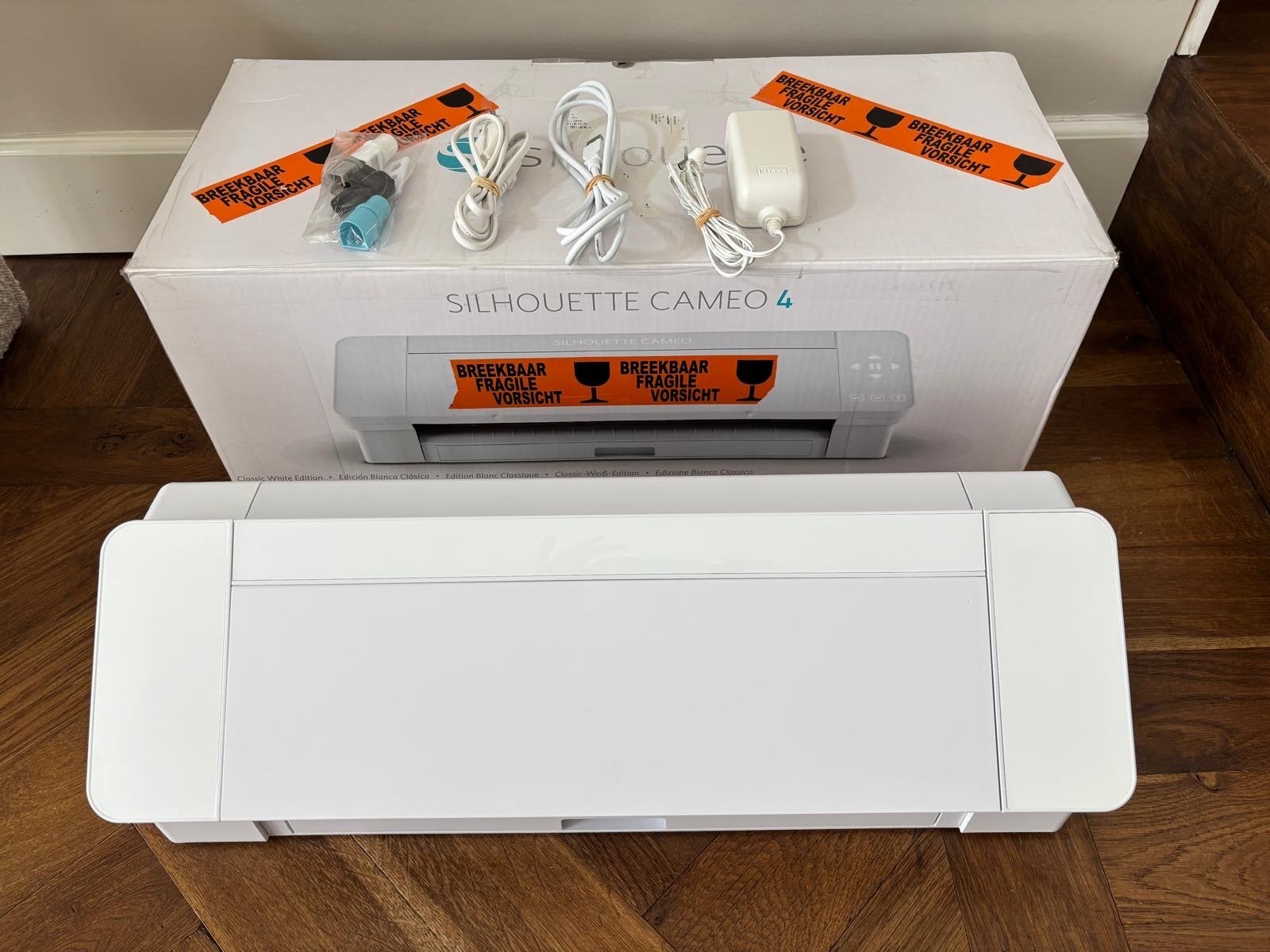 Silhouette Cameo 4 Classic White snijplotter - compleet, Hobby en Vrije tijd, Knutselen, Ophalen of Verzenden, Zo goed als nieuw